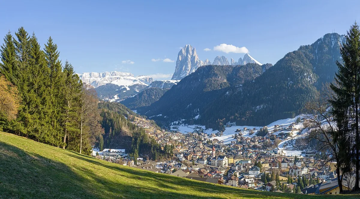 Veduta di Ortisei, Italia. Immagine generale della località o del comprensorio; non documenta la posizione di un singolo settore del catalogo o negozio di noleggio.