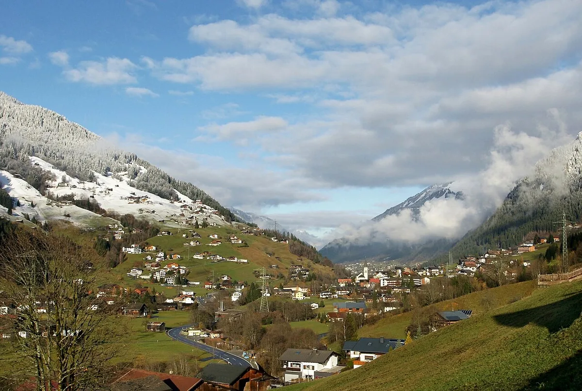 Veduta di Partenen, Austria. Non raffigura uno specifico negozio di noleggio.