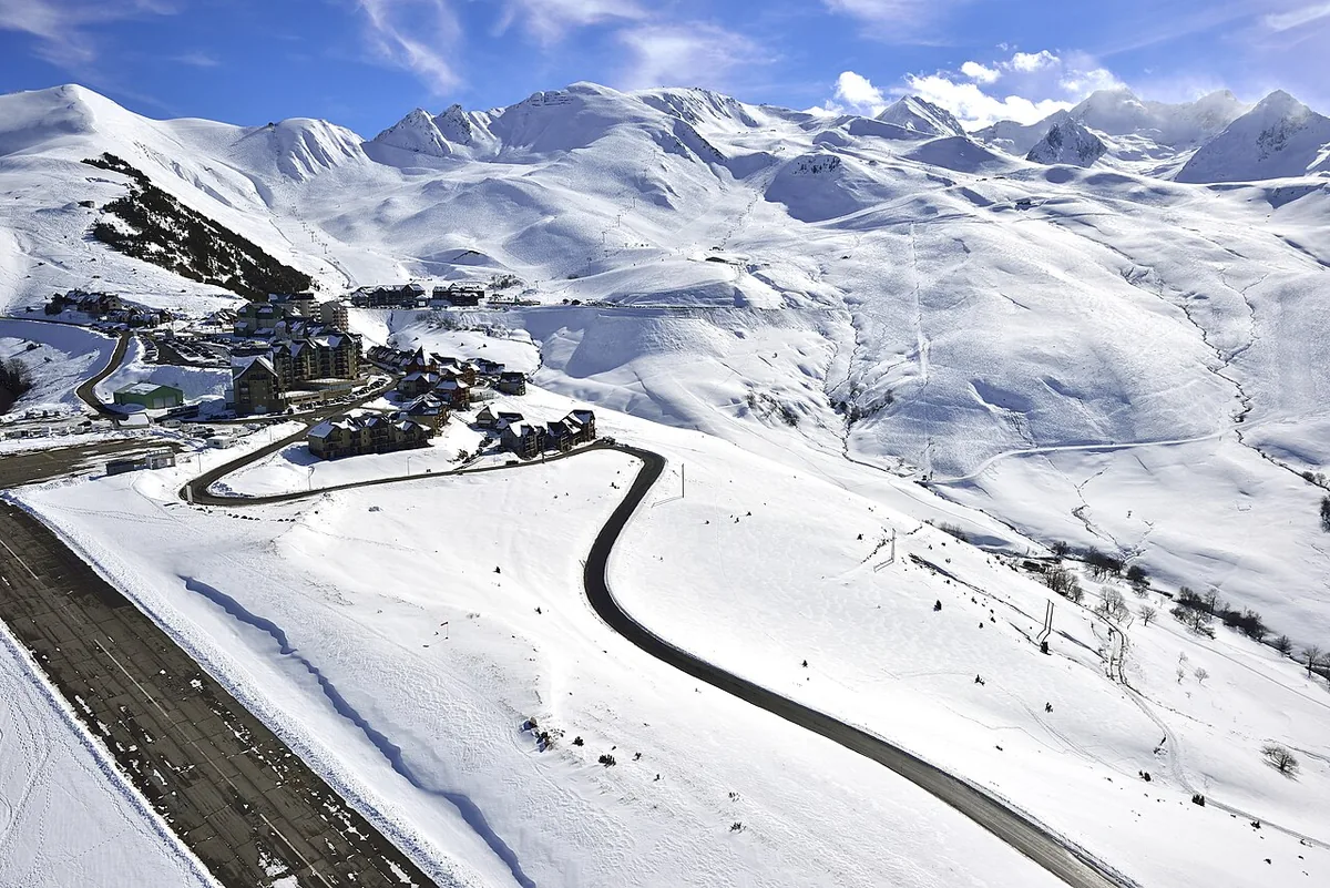 Veduta di Peyragudes, Francia. Non raffigura uno specifico negozio di noleggio.