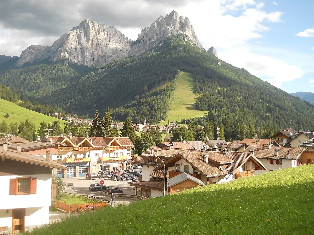 Veduta di Pozza di Fassa, Italia. Non raffigura uno specifico negozio di noleggio.