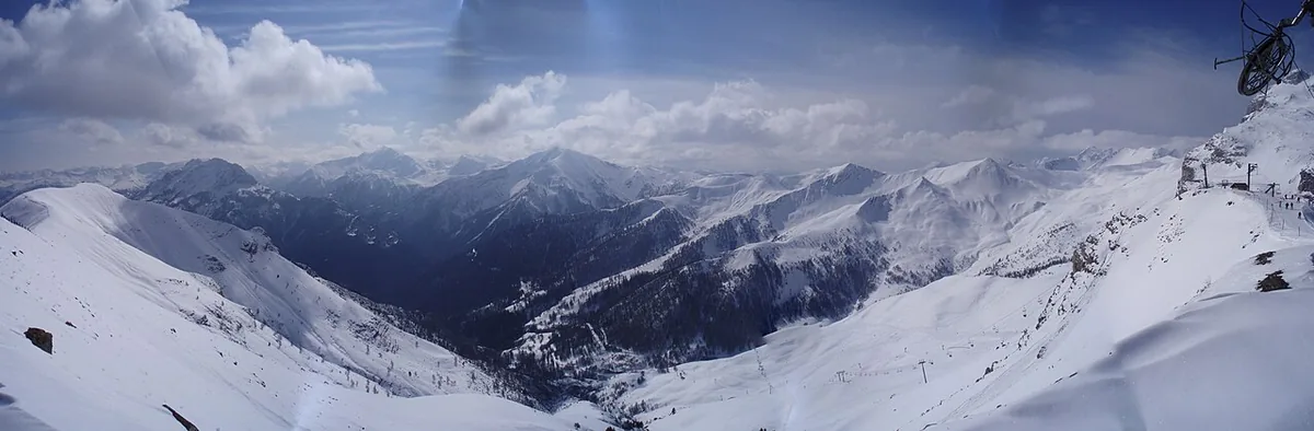 Veduta di Pra Loup, Francia. Non raffigura uno specifico negozio di noleggio.