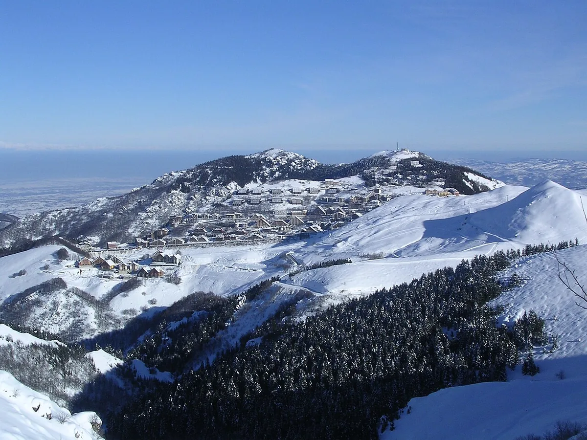 Veduta di Prato Nevoso, Italia. Non raffigura uno specifico negozio di noleggio.