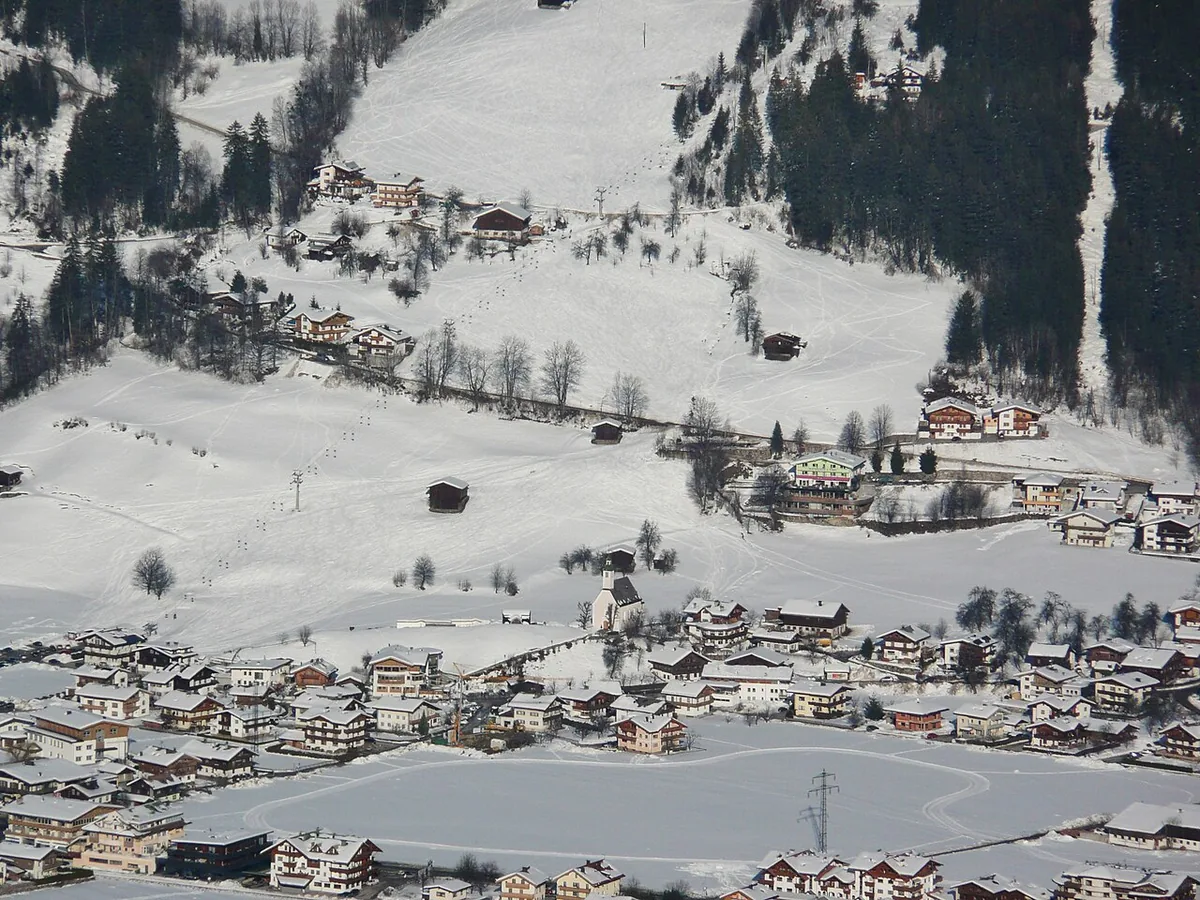 Veduta di Ramsau im Zillertal, Austria. Immagine generale della località o del comprensorio; non documenta la posizione di un singolo settore del catalogo o negozio di noleggio.