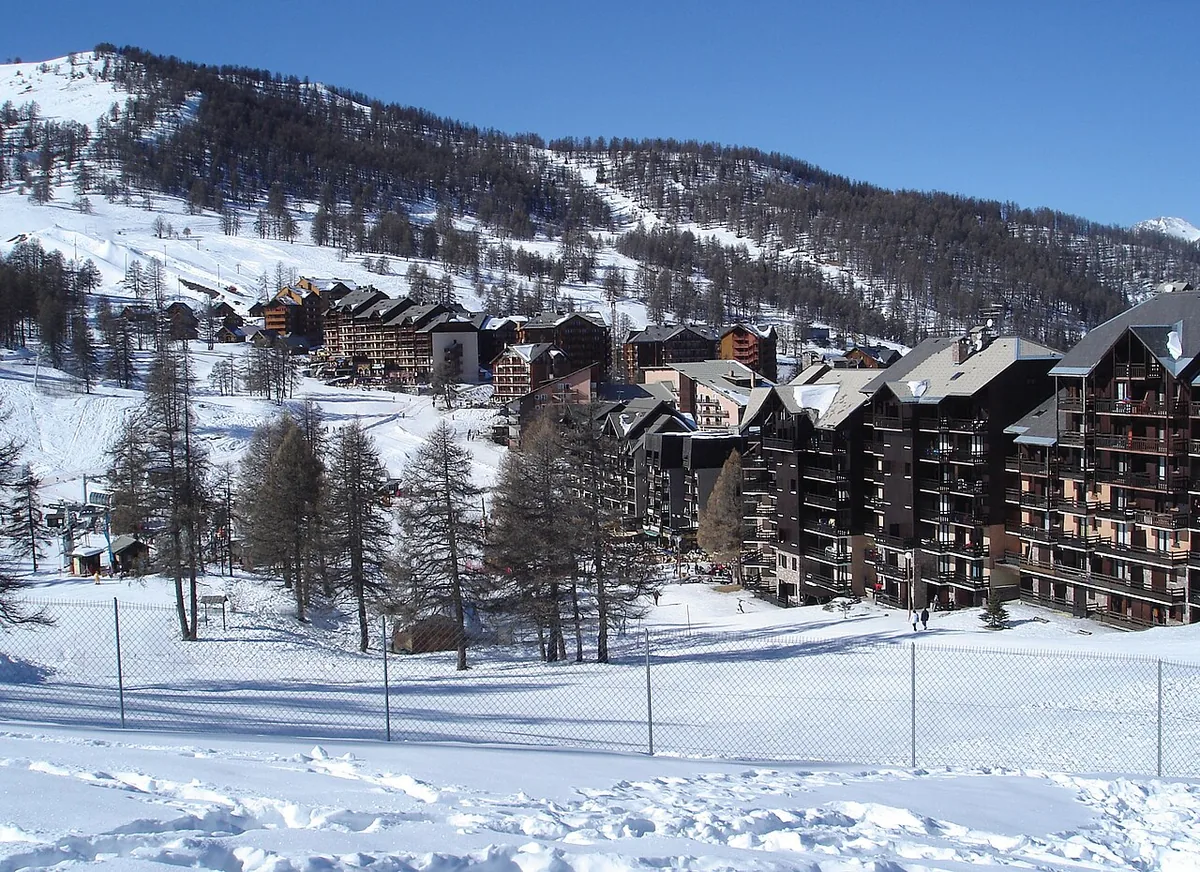 Veduta di Risoul, Francia. Non raffigura uno specifico negozio di noleggio.