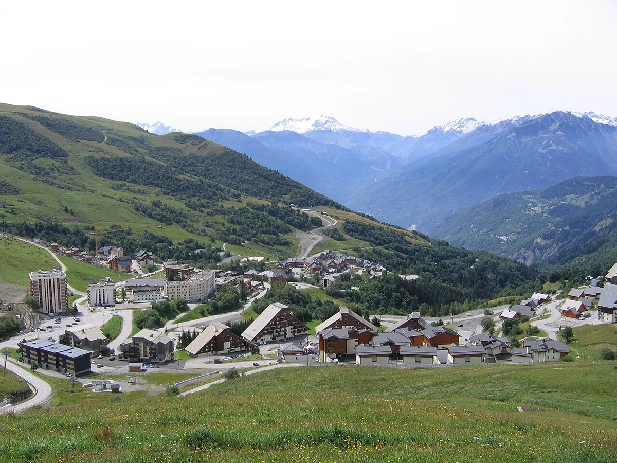Veduta di Saint François Longchamp, Francia. Non raffigura uno specifico negozio di noleggio.