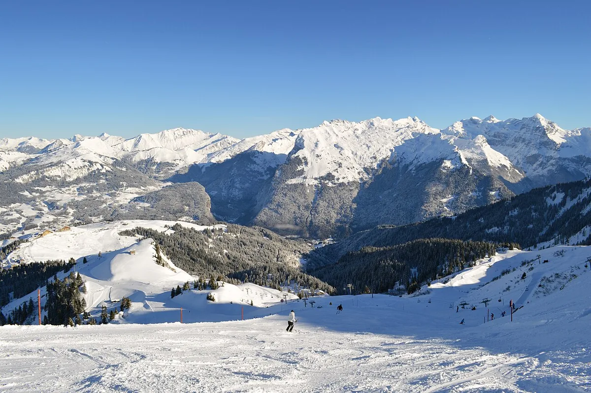Veduta di Samoëns, Francia. Non raffigura uno specifico negozio di noleggio.