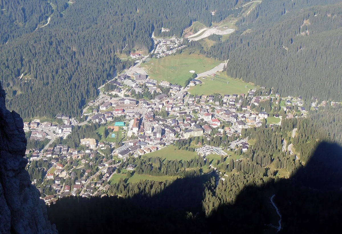 Veduta di San Martino di Castrozza, Italia. Non raffigura uno specifico negozio di noleggio.