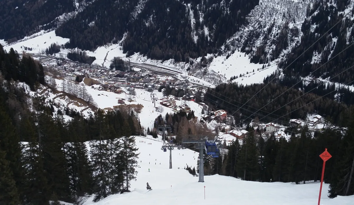Veduta di Sankt Anton am Arlberg, Austria. Immagine generale della località o del comprensorio; non documenta la posizione di un singolo settore del catalogo o negozio di noleggio.