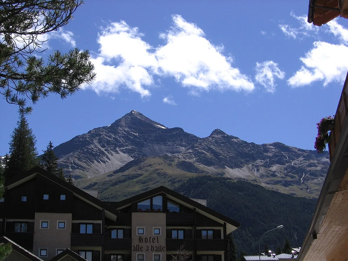 Veduta di Santa Caterina Valfurva, Italia. Non raffigura uno specifico negozio di noleggio.