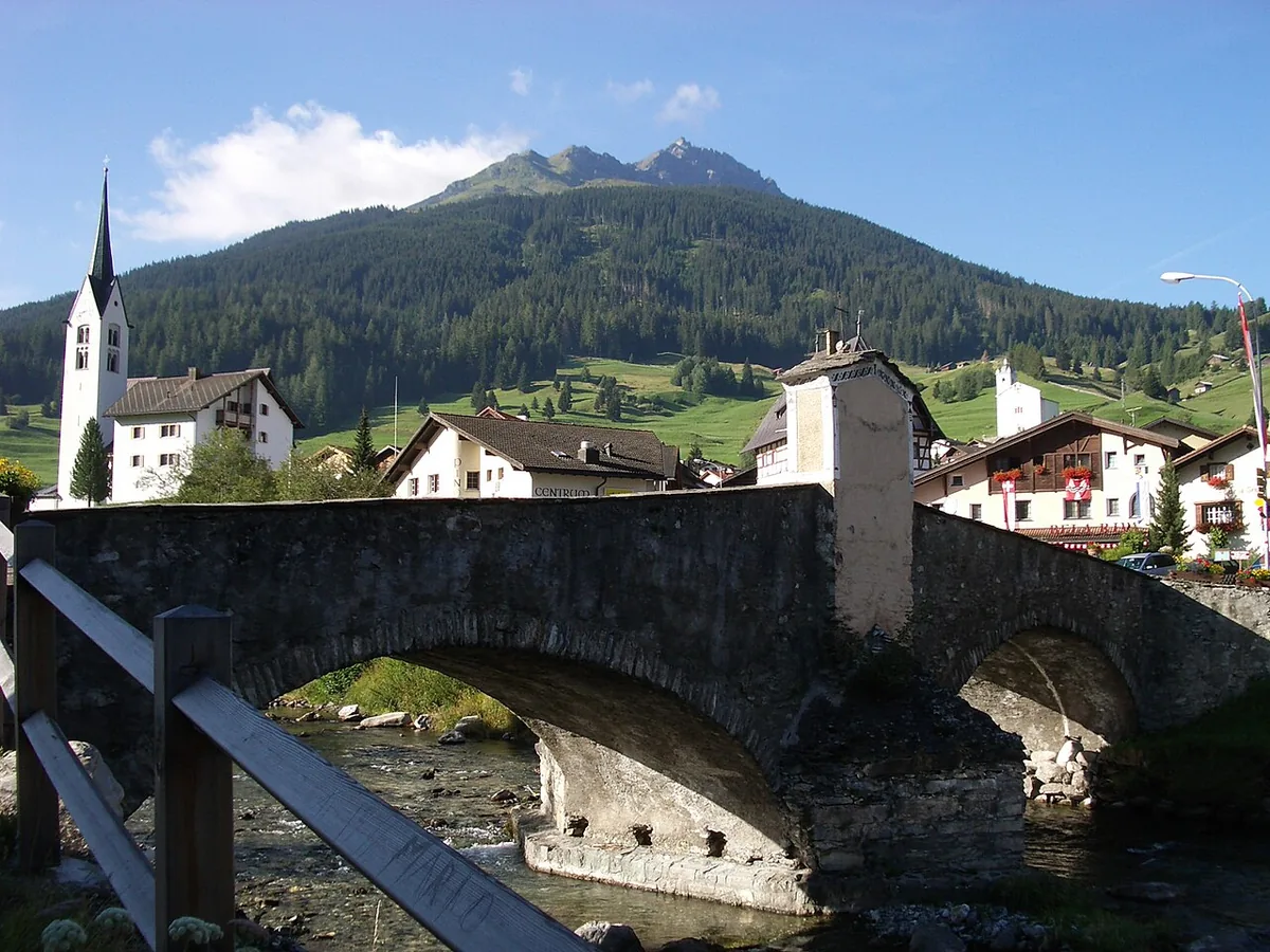 Veduta di Savognin, Svizzera. Non raffigura uno specifico negozio di noleggio.