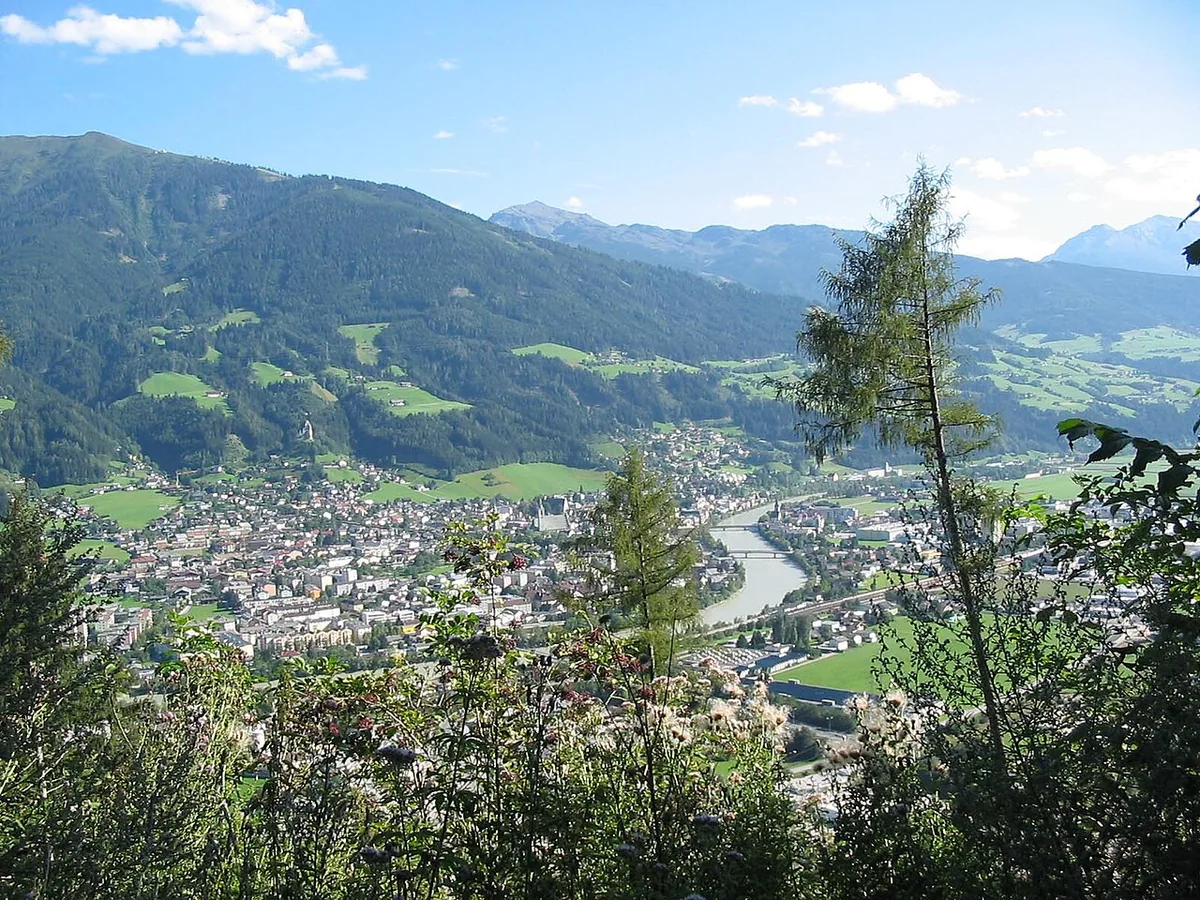 Veduta di Schwaz, Austria. Non raffigura uno specifico negozio di noleggio.