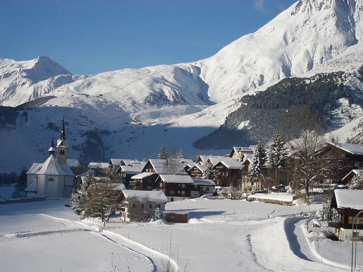 Veduta di Sedrun, Svizzera. Non raffigura uno specifico negozio di noleggio.