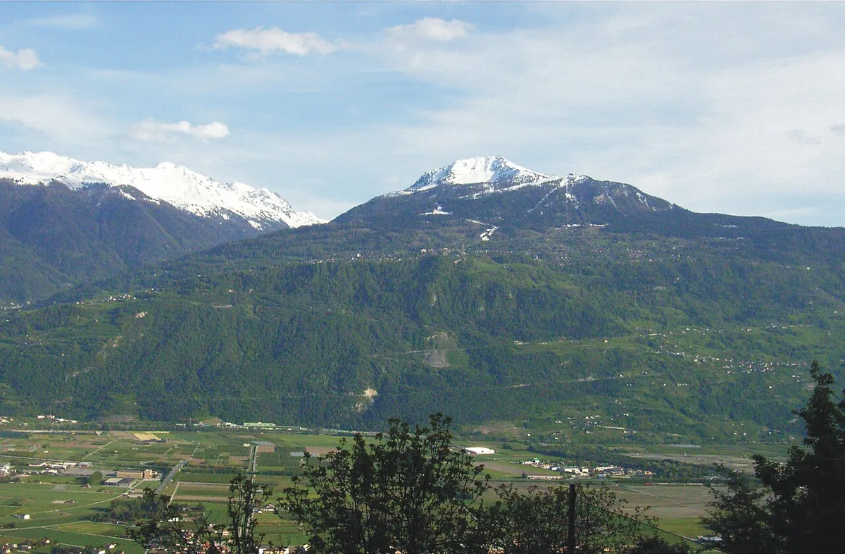 Veduta di Siviez, Svizzera. Non raffigura uno specifico negozio di noleggio.