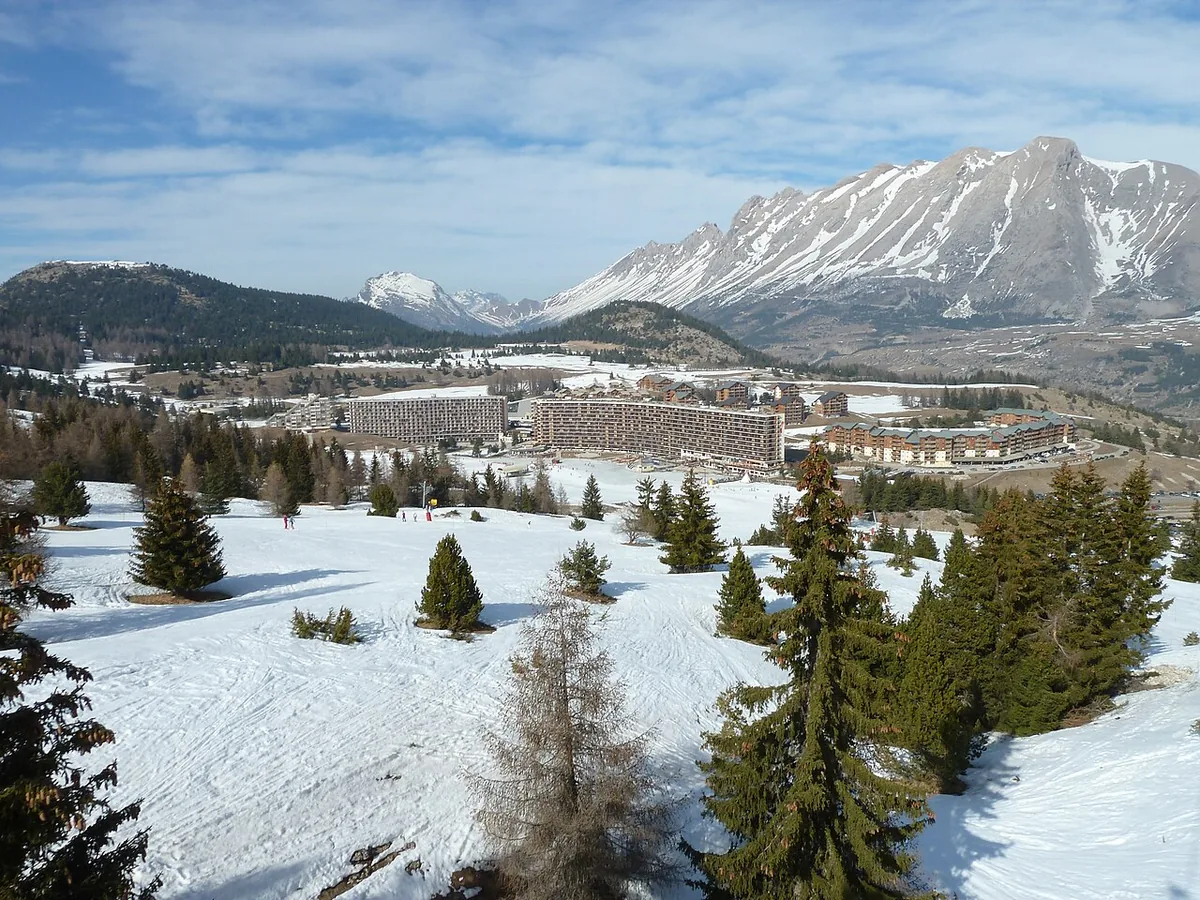Veduta di Superdévoluy, Francia. Non raffigura uno specifico negozio di noleggio.