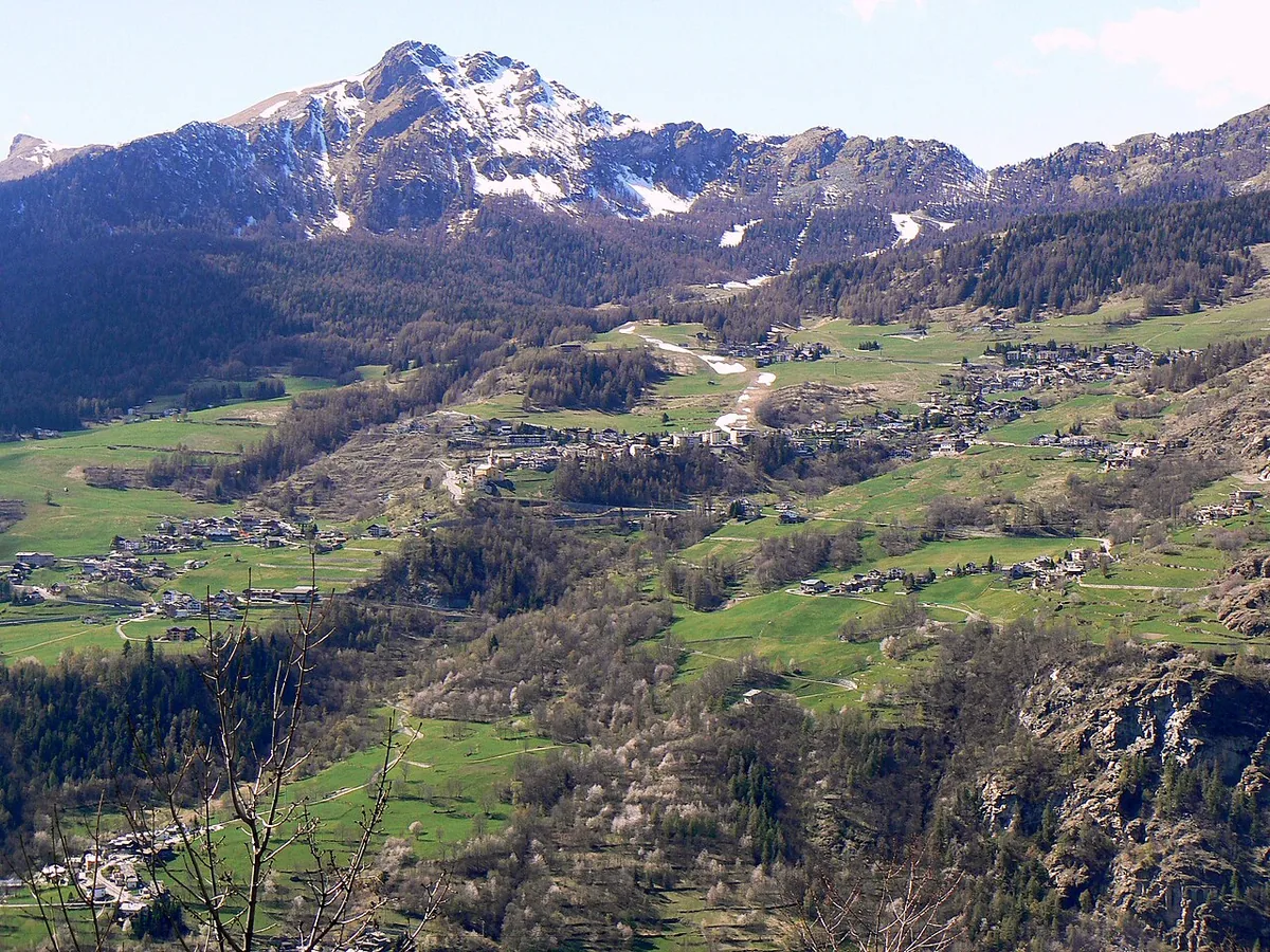 Veduta di Torgnon, Italia. Non raffigura uno specifico negozio di noleggio.