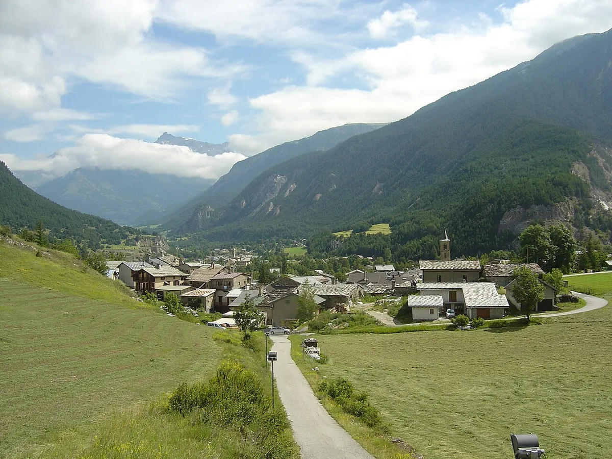 Veduta di Val Cenis, Francia. Non raffigura uno specifico negozio di noleggio.