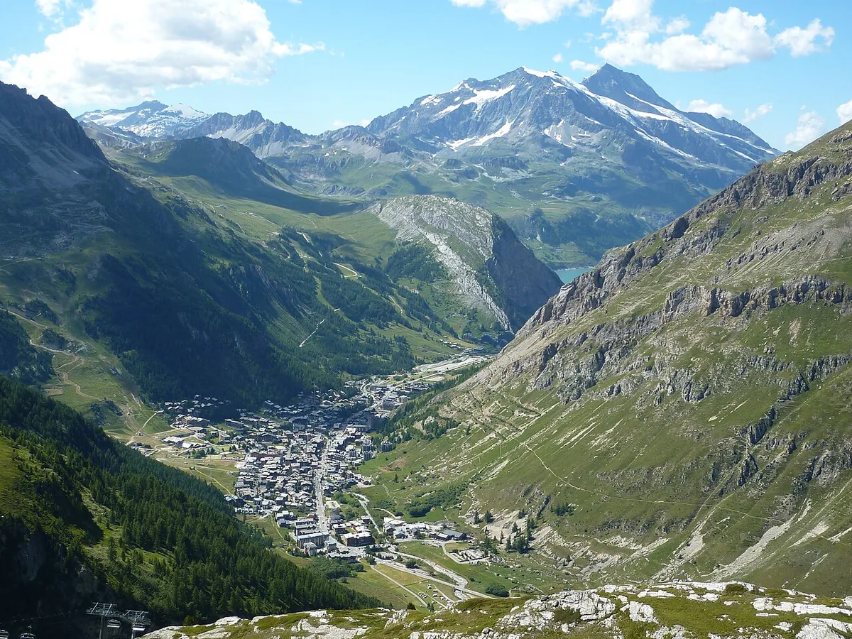 Veduta di Val d'Isère, Francia. Non raffigura uno specifico negozio di noleggio.