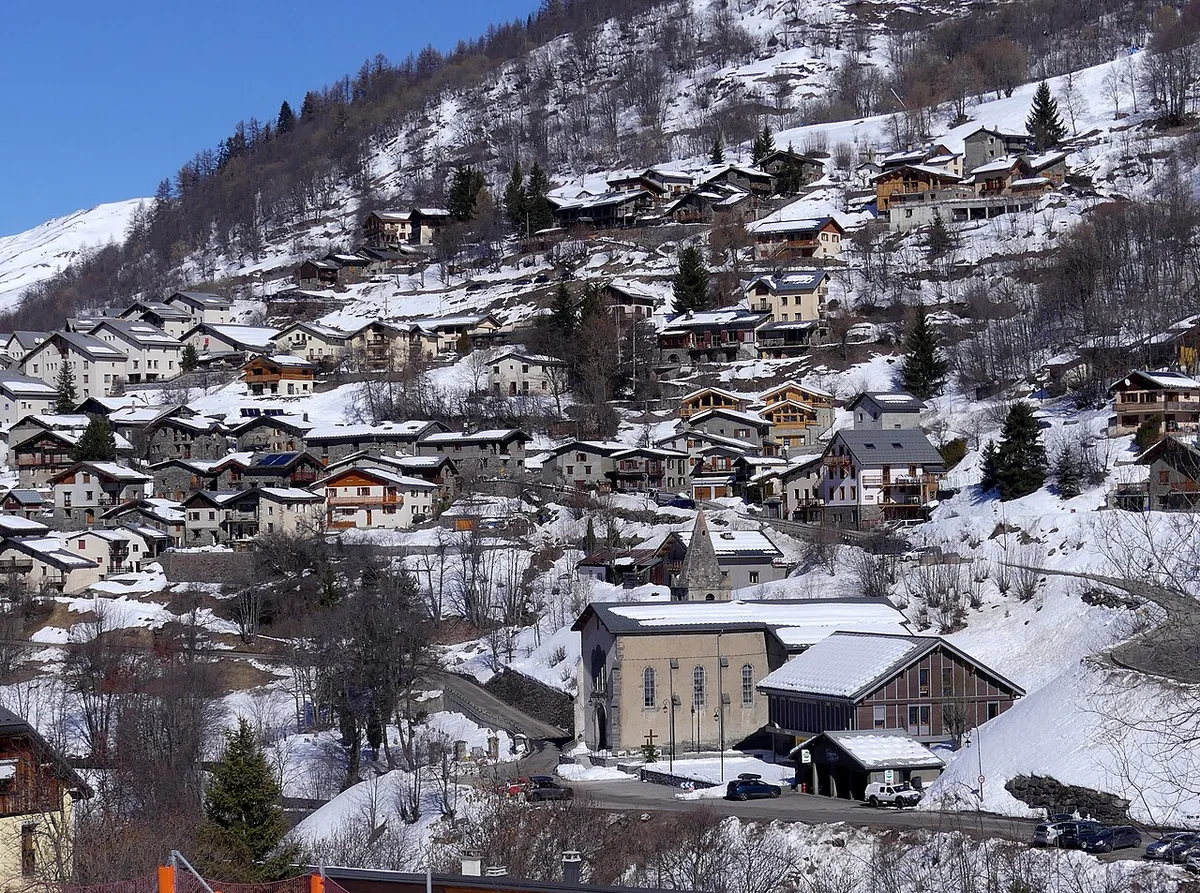 Veduta di Valmeinier, Francia. Non raffigura uno specifico negozio di noleggio.