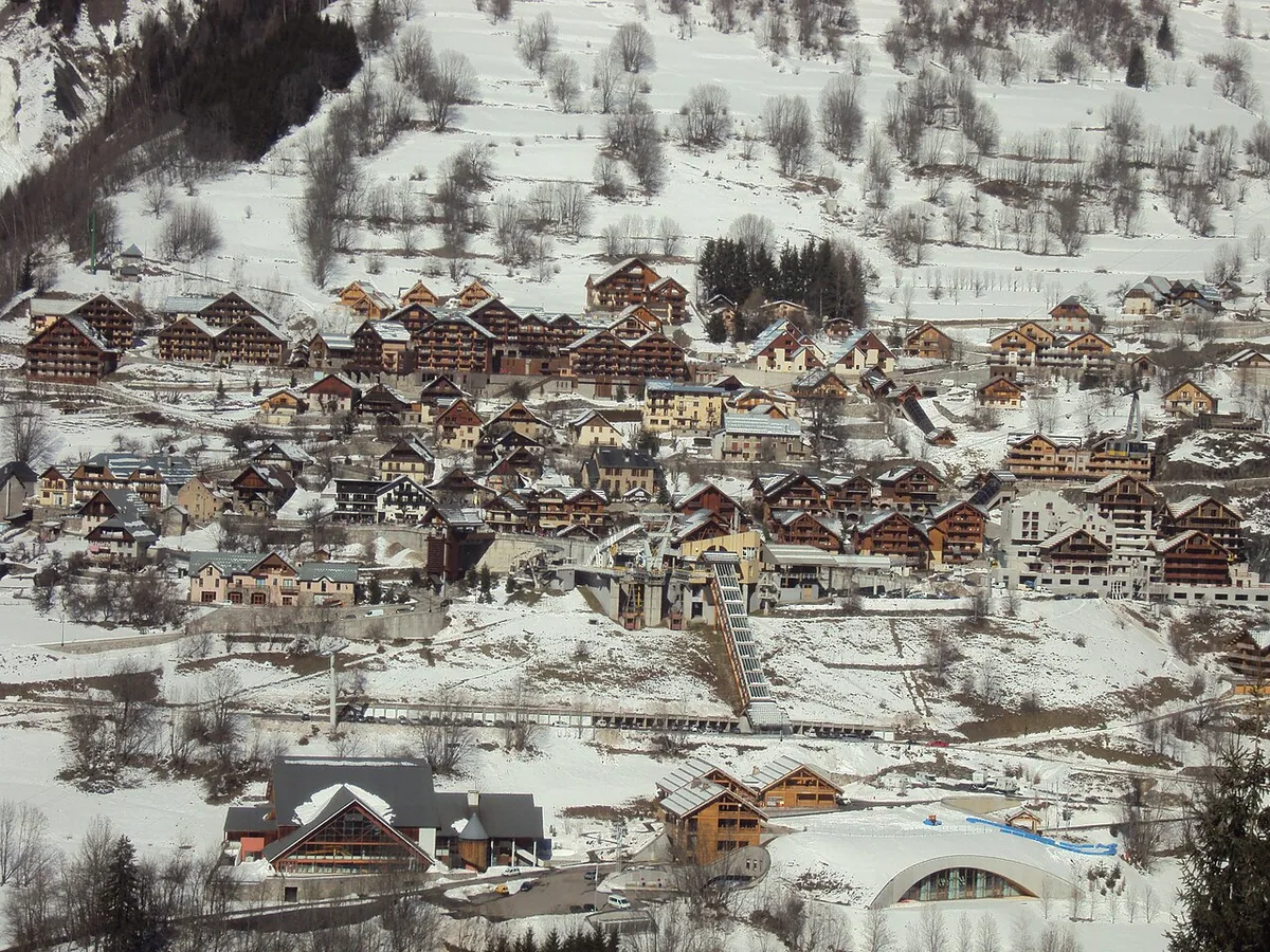 Veduta di Vaujany, Francia. Non raffigura uno specifico negozio di noleggio.