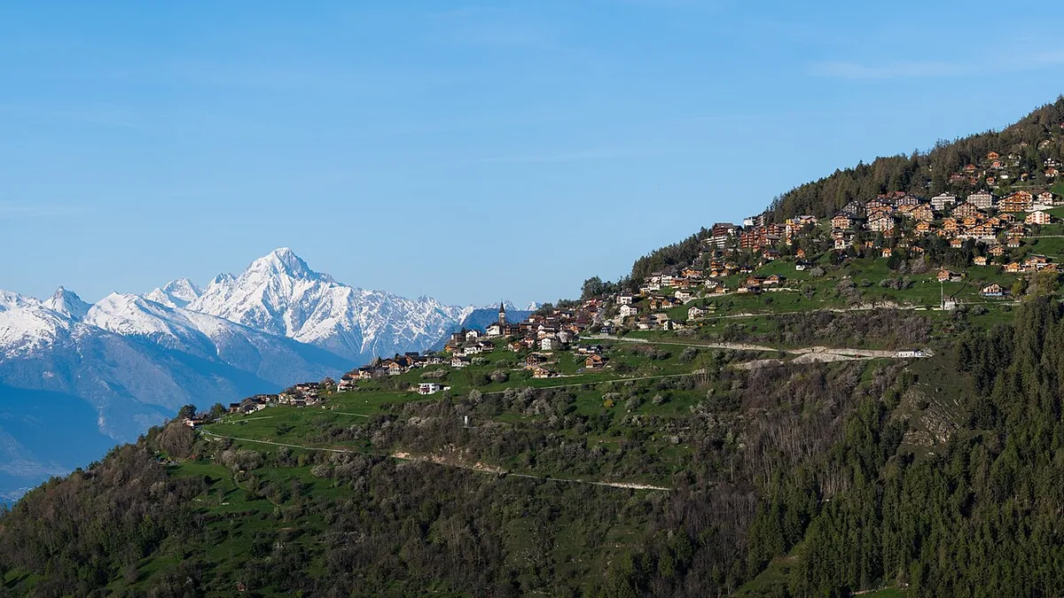 Veduta di Veysonnaz, Svizzera. Non raffigura uno specifico negozio di noleggio.