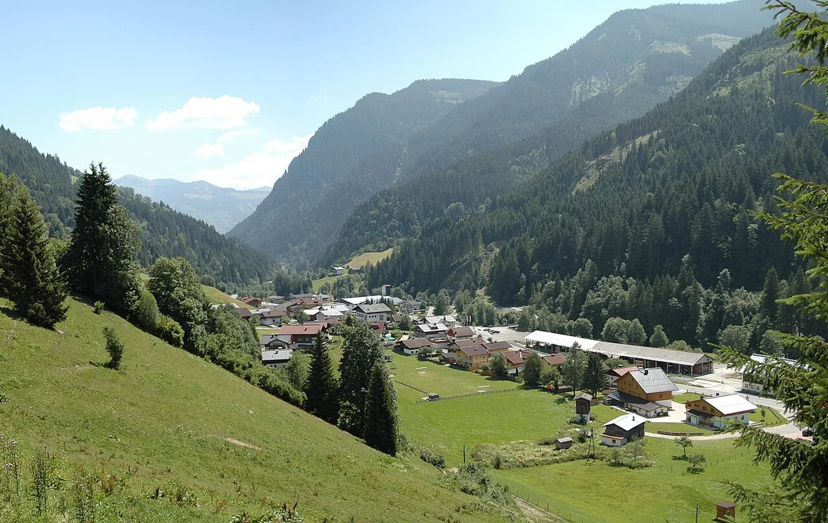 Veduta di Viehhofen, Austria. Non raffigura uno specifico negozio di noleggio.