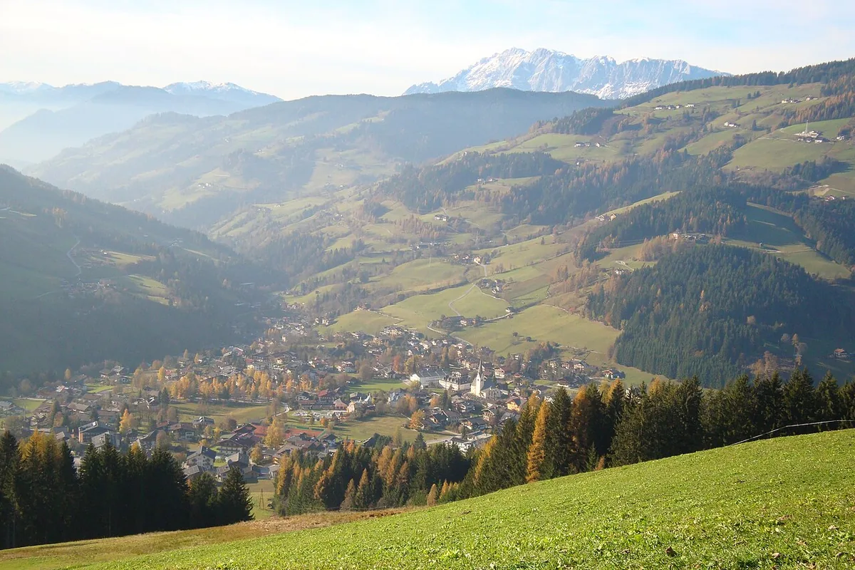 Veduta di Wagrain, Austria. Non raffigura uno specifico negozio di noleggio.