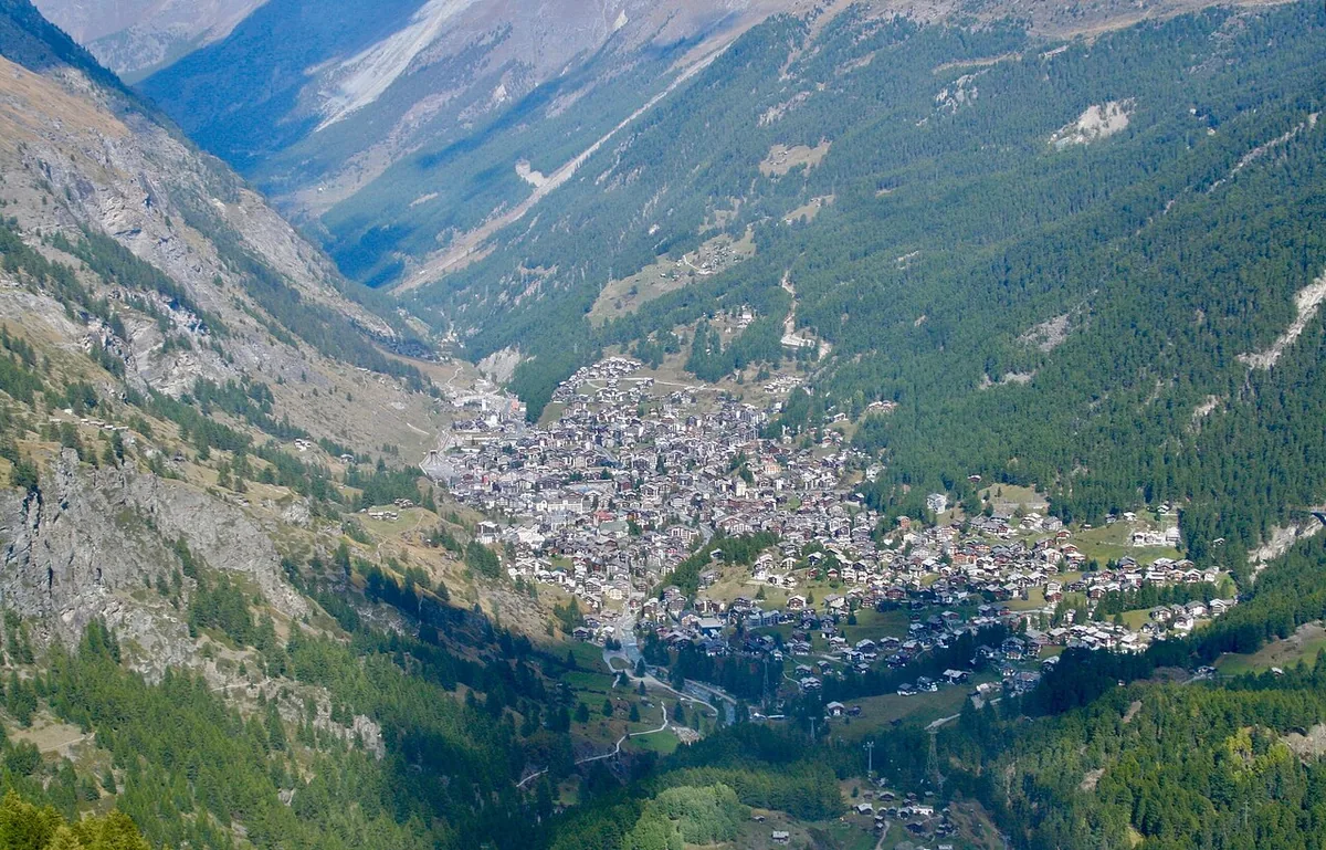 Veduta di Zermatt, Svizzera. Non raffigura uno specifico negozio di noleggio.